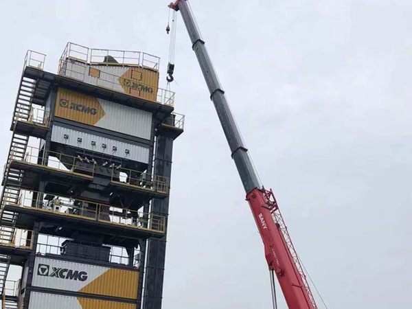 兩臺350噸汽車吊助力大灣港設備裝船