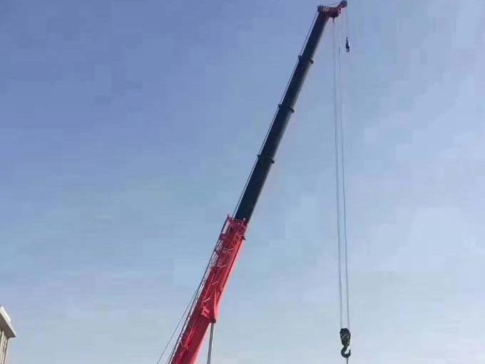 300噸汽車吊助力橋梁吊裝安裝現場